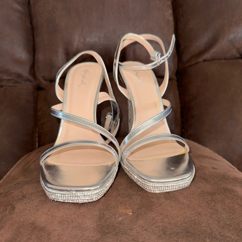 Size 8 qupid 4 in heels with rhinestones